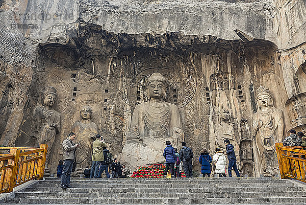Die Longmen-Höhlen  einige der schönsten Beispiele chinesischer buddhistischer Kunst mit Zehntausenden von Statuen des Buddha und seiner Jünger; Luoyang  Provinz Henan  China
