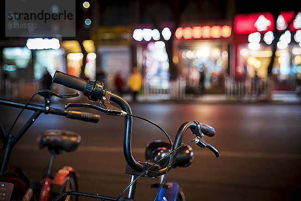 Fahrräder und Lichter der Stadt; Peking  China