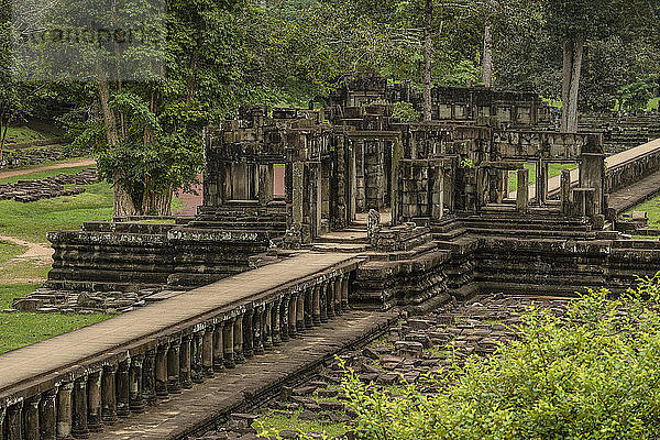 Ein steinerner Damm führt zu den Ruinen des Baphuon-Tempels in Angkor Wat; Siem Reap  Provinz Siem Reap  Kambodscha
