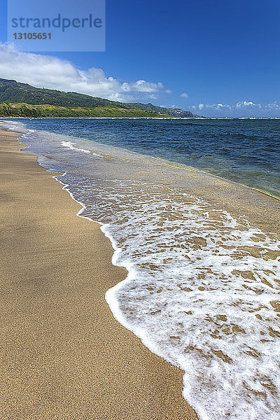 Ein selten besuchter leerer goldener Sandstrand an der Nordküste von Maui  Waihee Beach; Maui  Hawaii  Vereinigte Staaten von Amerika