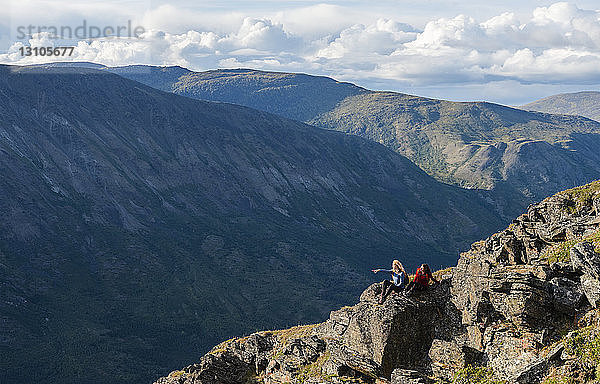 Zwei Frauen erkunden die Berge und die Wildnis des Yukon. Sie fühlen sich lebendig und dynamisch in der wunderschönen Landschaft um Haines Junction; Yukon  Kanada