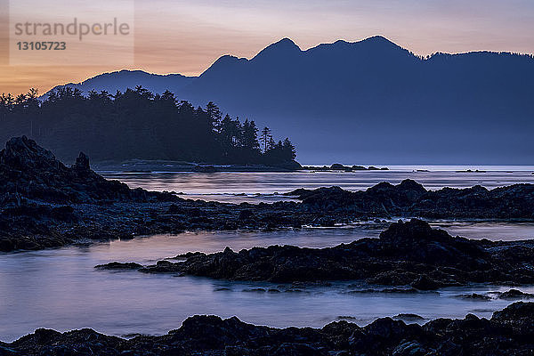 Abenddämmerung über Vancouver Island von einer kleinen Insel im Nuchatlitz Provincial Park aus gesehen; British Columbia  Kanada