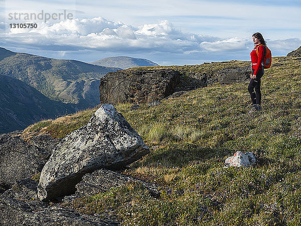 Eine Frau erkundet die Berge und die Wildnis des Yukon. Sich lebendig fühlen in der wunderschönen Landschaft um Haines Junction; Yukon  Kanada