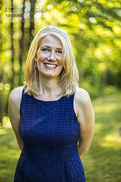 Porträt einer reifen Frau mit blondem Haar in einem Park im Herbst; Surrey  British Columbia  Kanada