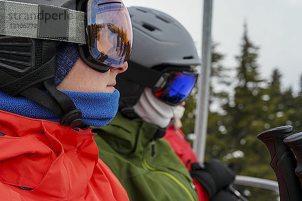 Skifahrer im Sessellift in Whistler Blackcomb  einem beliebten Skigebiet; Whistler  British Columbia  Kanada