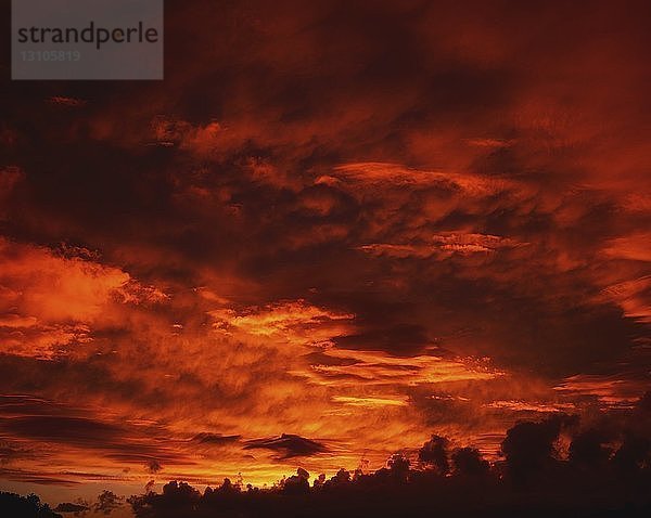 Co Kerry Irland;Rote Wolkenlandschaft und Sonnenuntergang