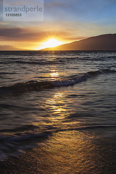 Blick auf den Sonnenuntergang mit weichem Wasser von North Kihei; Maui  Hawaii  Vereinigte Staaten von Amerika