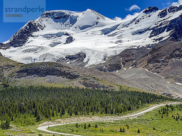 Straße  die sich durch die zerklüfteten kanadischen Rocky Mountains schlängelt  Jasper National Park; Jasper  Alberta  Kanada