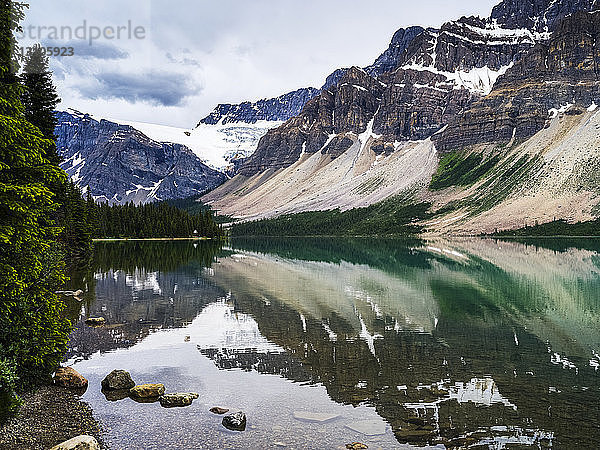 Zerklüftete kanadische Rocky Mountains und Gletscher  die sich in einem ruhigen See spiegeln  Banff National Park; Improvement District No. 9  Alberta  Kanada