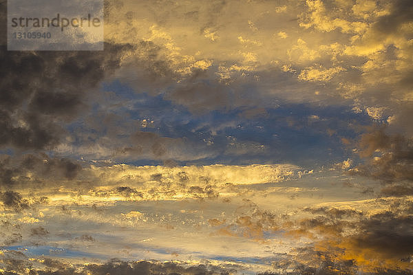 Glühende Wolken am Himmel bei Sonnenuntergang; Quebec  Kanada
