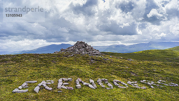 Steinhaufen und in Steine geschriebenes Wort  Brandon Point  Dingle-Halbinsel; Castlegregory  Grafschaft Kerry  Irland