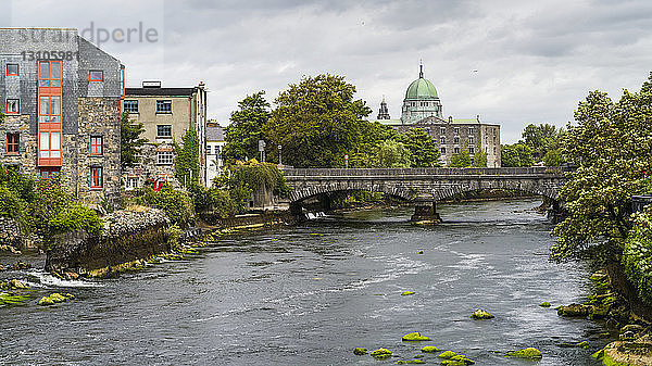 Fluss Corrib  der durch die Stadt Galway im Westen Irlands fließt; Galway  Grafschaft Galway  Irland