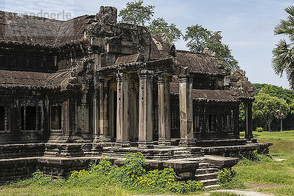 Ruine eines Steintempels mit Säulen  Angkor Wat; Siem Reap  Provinz Siem Reap  Kambodscha