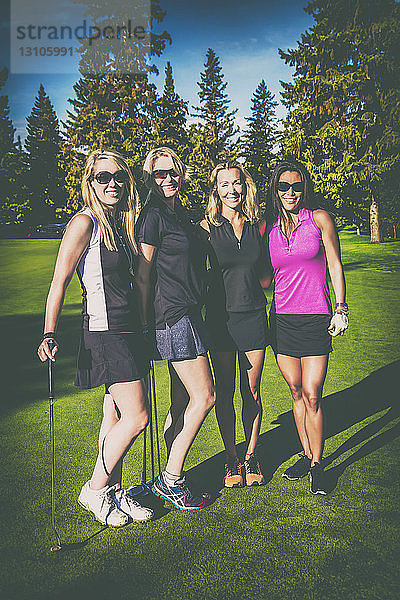 Vier Golferinnen posieren für ein Social-Media-Porträt auf einem Golfplatz  wobei ein Filter im Vintage-Stil auf das Bild angewendet wurde; Edmonton  Alberta  Kanada