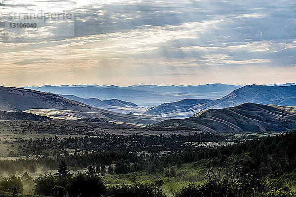 Sonnenlicht  das durch die Wolken auf die darunter liegenden Berge fällt; Utah  Vereinigte Staaten von Amerika