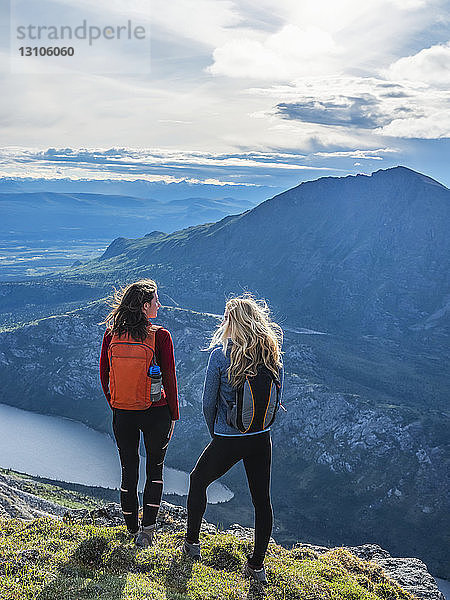 Zwei Frauen erkunden die Berge und die Wildnis des Yukon. Sie fühlen sich lebendig und dynamisch in der wunderschönen Landschaft um Haines Junction; Yukon  Kanada