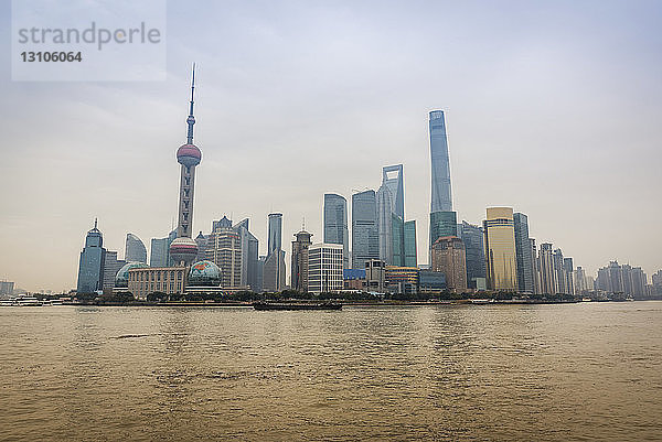 Die Skyline von Pudong mit ihren markanten Wolkenkratzern von der anderen Seite des Huangpu-Flusses aus gesehen; Shanghai  China