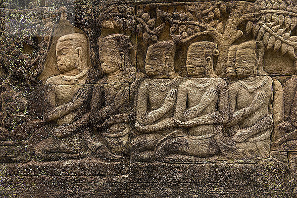 Flachrelief des Bayon-Tempels mit fünf sitzenden Männern  Angkor Wat; Siem Reap  Provinz Siem Reap  Kambodscha