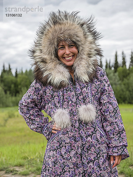 Frau der First Nation in einem handgefertigten traditionellen Mantel; Mayo  Yukon  Kanada