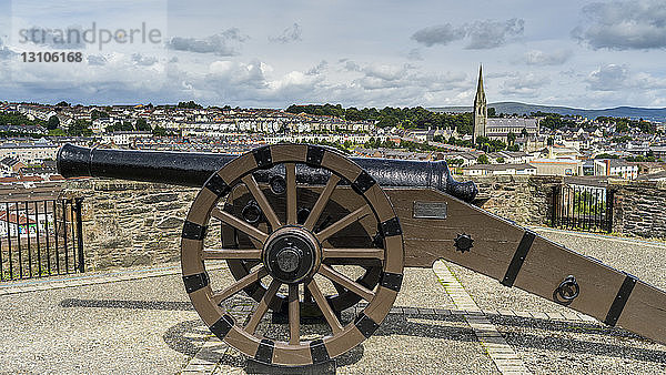 Ausgestellte Kanone an einer Stadtmauer  Derry  Nordirland; Londonderry  Irland