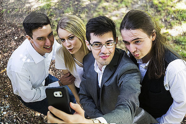 Vier Freunde nehmen ein albernes Selbstporträt mit einem Smartphone auf; Bothell  Washington  Vereinigte Staaten von Amerika