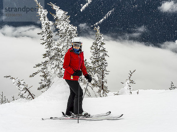 Eine weibliche Skifahrerin steht und posiert für die Kamera; Whistler  British Columbia  Kanada