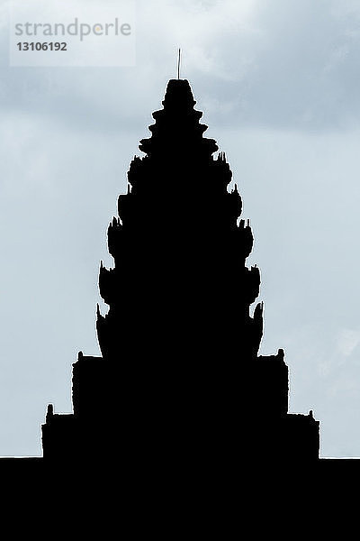 Silhouette eines Steinturms in Angkor Wat; Siem Reap  Provinz Siem Reap  Kambodscha