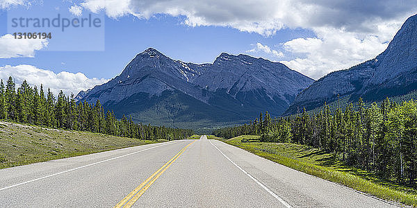 Straße durch die zerklüfteten kanadischen Rocky Mountains; Cline River  Alberta  Kanada