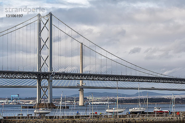 Die alte und die neue Brücke über den Firth of Forth; Queensferry  Schottland