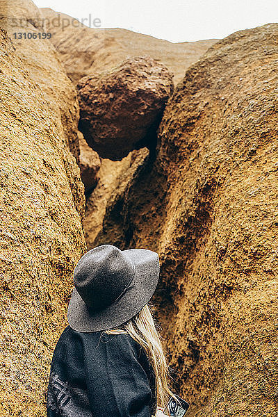 Eine Frau erforscht eine Felsspalte  Eagles Rock  Red Mountain Trail; Arizona  Vereinigte Staaten von Amerika