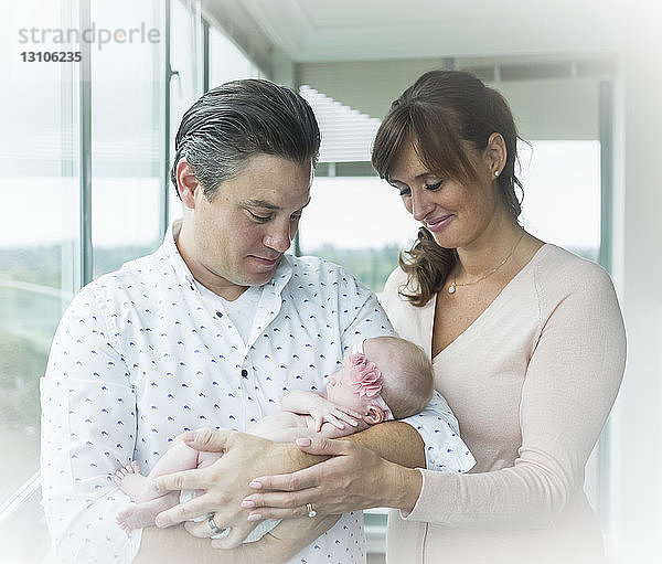 Porträt eines Paares mit ihrem neugeborenen Baby; Surrey  British Columbia  Kanada