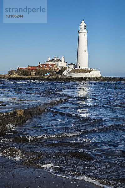 St. Mary's Leuchtturm an der Whitley Bay  Überquerung bei Flut; Whitley Bay  Tyne and Wear  England