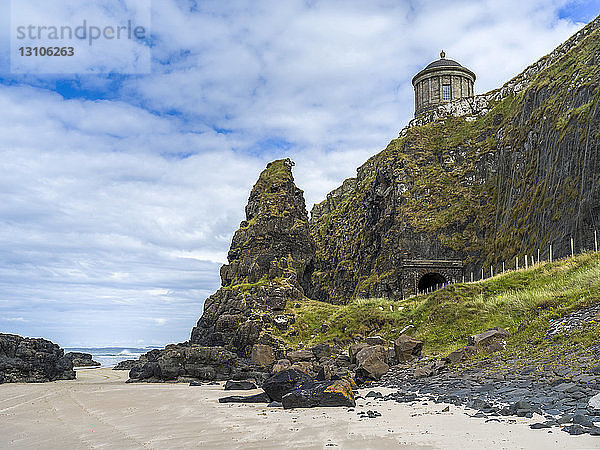 Mussenden Temple vom Downhill Beach aus gesehen. Dieses kleine Gebäude wurde 1785 als Gutsbibliothek nach dem Vorbild des römischen Vesta-Tempels erbaut  Nordirland; Downhill  Grafschaft Londonderry  Irland