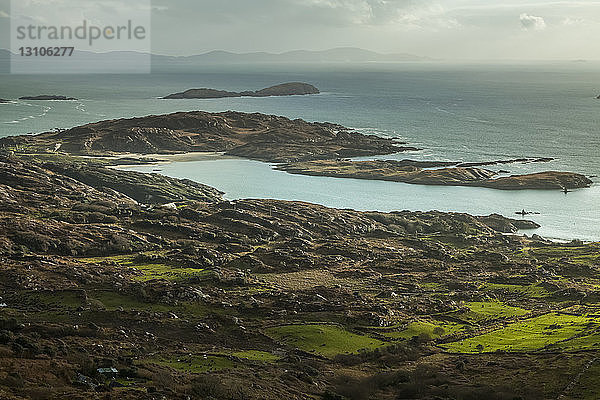 Die Küstenlinie von Derrynane am Ring of Kerry auf dem Wild Atlantic Way; Derrynane  Grafschaft Kerry  Irland