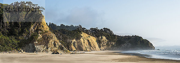 Landschaftlich reizvolle Klippen in der Nähe von Hug Point an der Küste von Oregon im Tolovana Park; Oregon  Vereinigte Staaten von Amerika