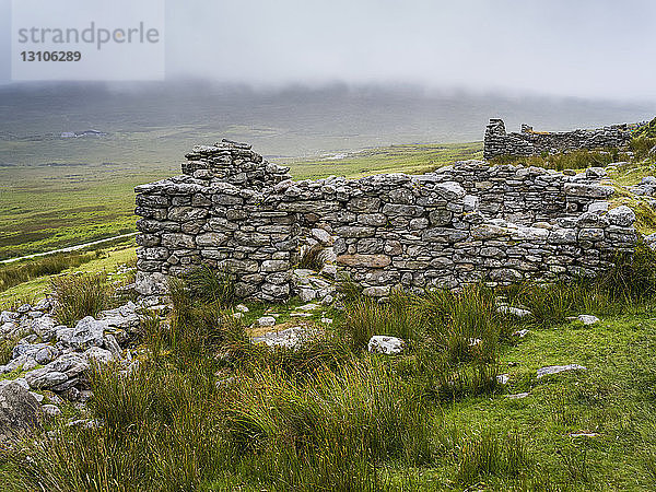 Zerbrochene Steinmauer in einem verlassenen Dorf  Achill Island; Keel  County Mayo  Irland