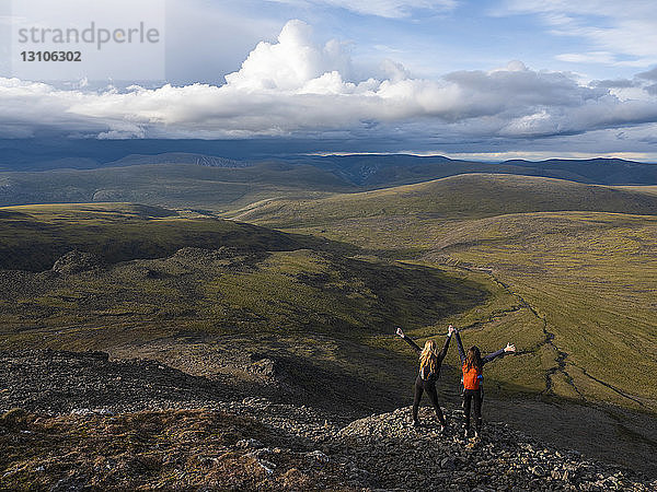 Zwei Frauen erkunden die Berge und die Wildnis des Yukon. Sie fühlen sich lebendig und dynamisch in der wunderschönen Landschaft um Haines Junction; Yukon  Kanada