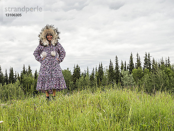 Frau der First Nation in einem handgefertigten traditionellen Mantel; Mayo  Yukon  Kanada