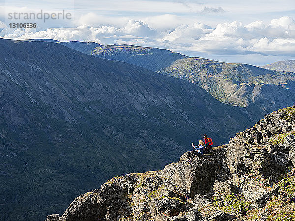 Zwei Frauen machen mit ihrem Handy ein Selbstporträt und erkunden die Berge und die Wildnis des Yukon um Haines Junction; Yukon  Kanada