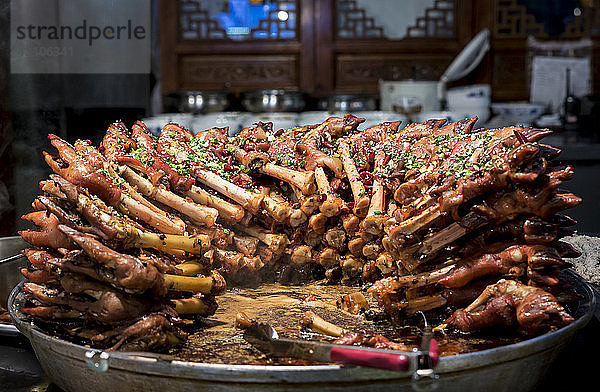 Traditionelles chinesisches Essen auf dem berühmten Lebensmittelmarkt im muslimischen Viertel; Xian  Provinz Shaanxi  China