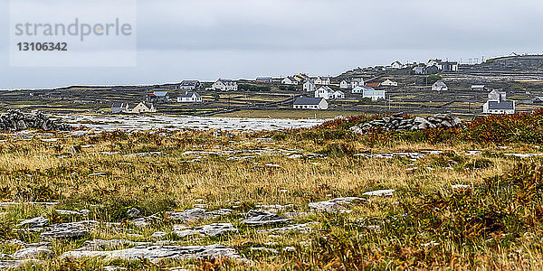 Die Westküste Irlands an der Mündung der Galway Bay  Inishmore  Aran Inseln; Kilronan  Grafschaft Galway  Irland