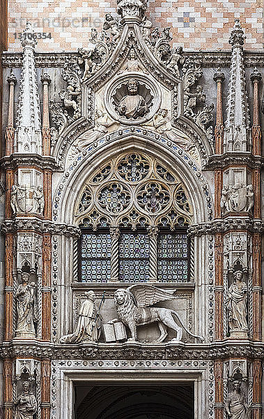 Statue des Dogen und geflügelter Löwe  Symbol des Heiligen Markus  über dem Eingang zum Dogenpalast  Markusplatz; Venedig  Italien