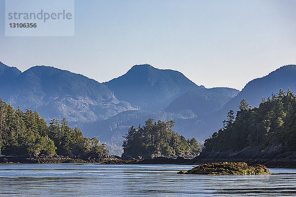 Viele unbenannte Inselchen vor Nootka Island im Nuchatlitz Provincial Park; British Columbia  Kanada