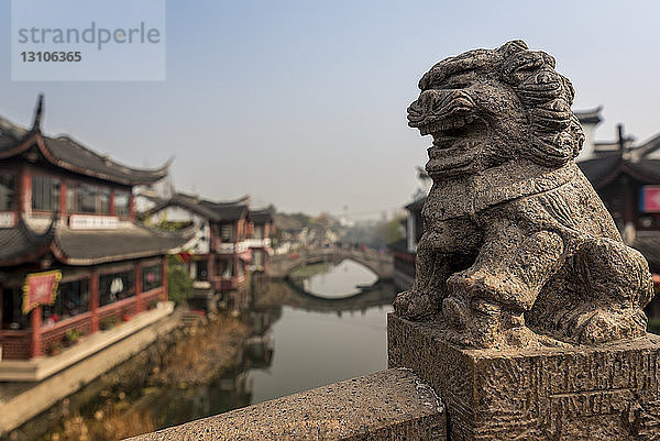 Löwenskulptur auf einer der Brücken in der Altstadt von Qibao  Bezirk Minhang; Shanghai  China