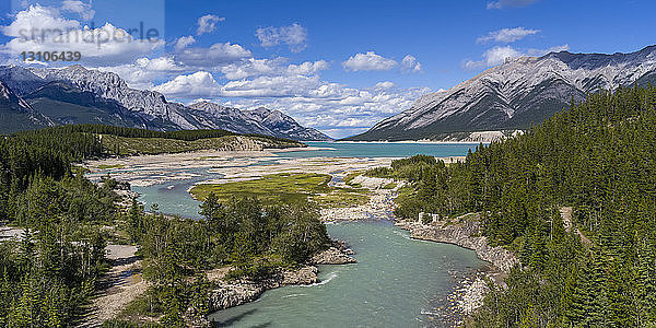 Fluss  der sich durch die kanadischen Rocky Mountains schlängelt; Alberta  Kanada