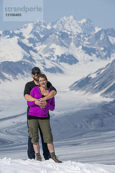 Ein Paar genießt die Sehenswürdigkeiten und die Landschaft des Kluane-Nationalparks und -Reservats an einem sonnigen Tag; Haines Junction  Yukon  Kanada