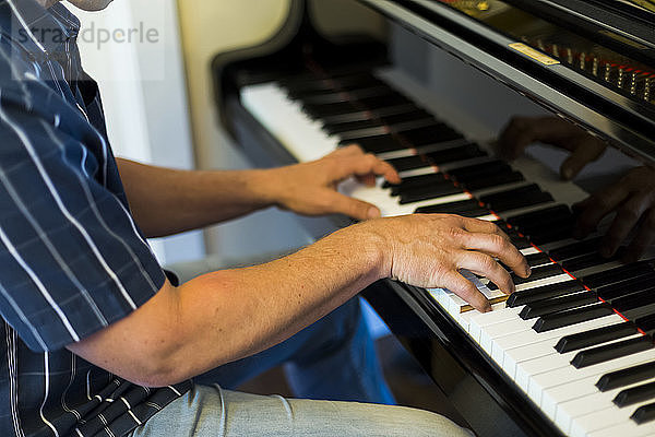 Ein Mann spielt Klavier; Surrey  British Columbia  Kanada