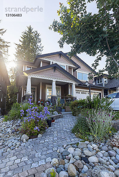 Das Äußere eines modernen Einfamilienhauses mit Veranda und Doppelgarage auf dem Immobilienmarkt von Vancouver mit einer urbanen Gartenlandschaft; Maple Ridge  British Columbia  Kanada