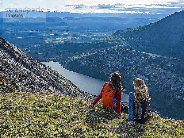 Zwei Frauen erkunden die Berge und die Wildnis des Yukon. Sie fühlen sich lebendig und dynamisch in der wunderschönen Landschaft um Haines Junction; Yukon  Kanada