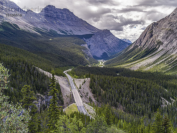 Straße durch die zerklüfteten kanadischen Rocky Mountains; Improvement District Nr. 9  Alberta  Kanada